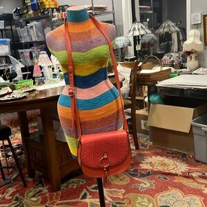 Orange crossbody, adjus strap, medium size bag. Magnetic closure, inside pocket